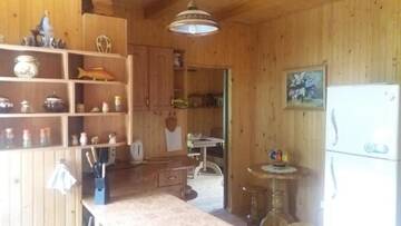 Фото номера Номер Делюкс (для 2 взрослых и 1 ребенка) Гостевой дом Котеджі "Хата Рибака" г. Косов 8