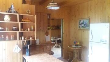 Фото номера Номер Делюкс (для 2 взрослых и 1 ребенка) Гостевой дом Котеджі "Хата Рибака" г. Косов 2